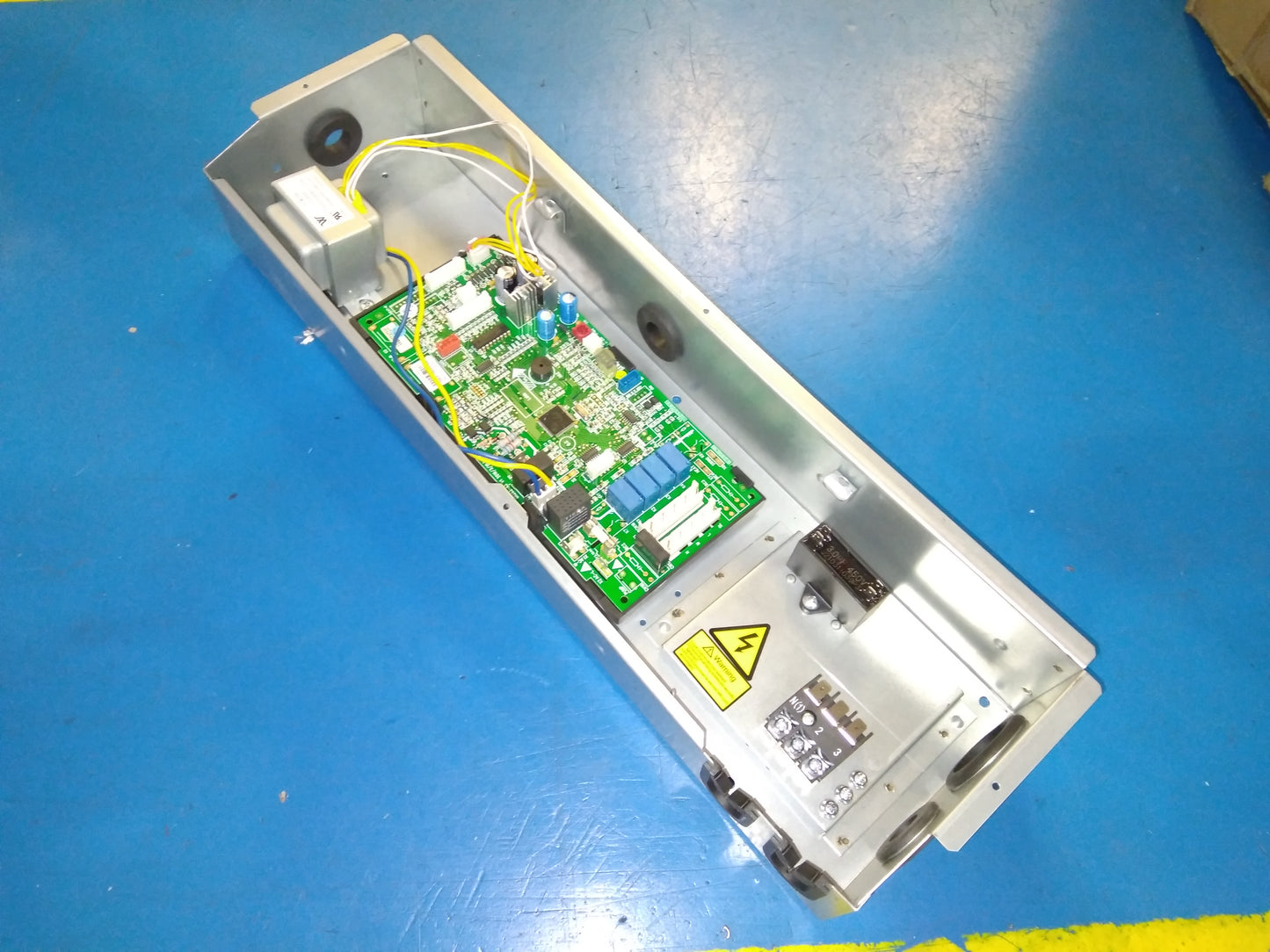 Conjunto de caja de control electrónico