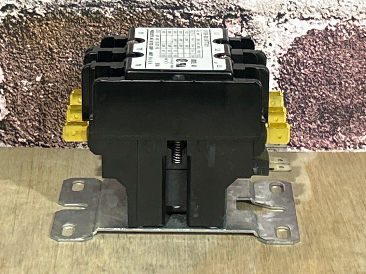 24 V, 50/60 Hz, 30 Amps 3 Pole Contactor