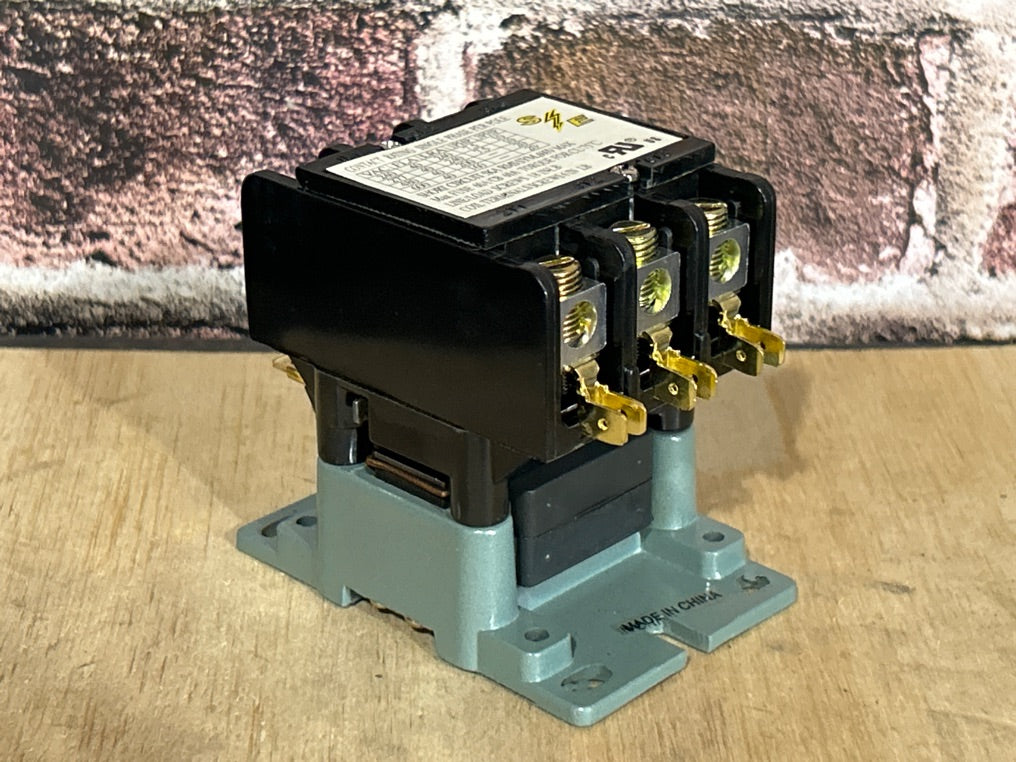 24 V, 50/60 Hz, 40 Amps 3 Pole Contactor