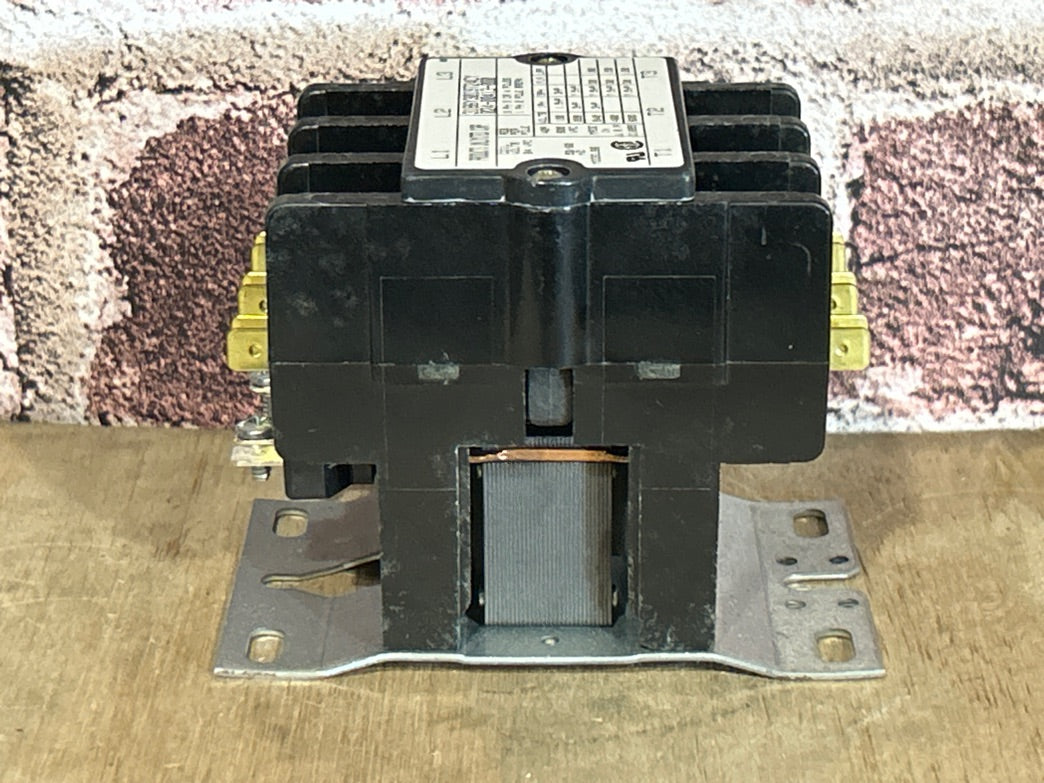 24 V, 50/60 Hz, 30 Amps 3 Pole Contactor