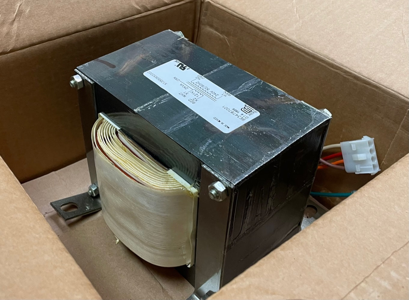 Transformador de 2000 Va, 240 Primario y 121 Secundario