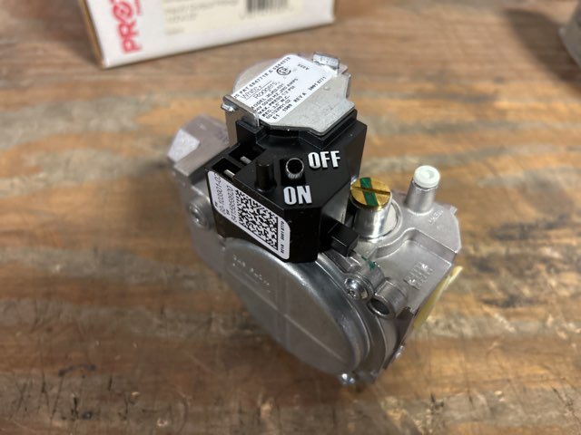 Gas Hot Surface/Dir Spark Gas Valve Single Stage,Volts: 24, Hz: 50/60, Inlet: 1/2NPT  Outlet: 1/2NPT