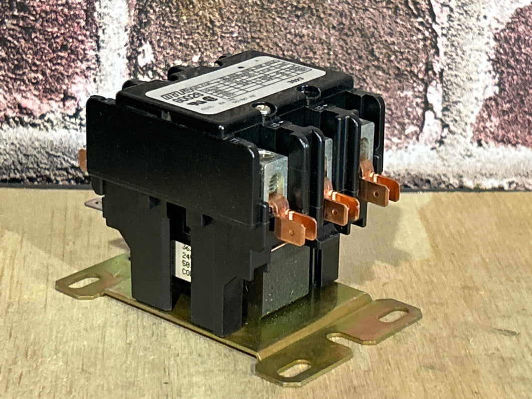 24 V, 50/60 Hz, 40 Amps 3 Pole Contactor