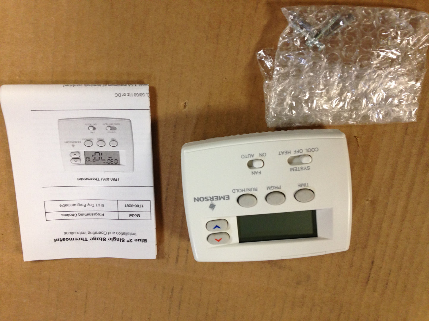 Termostato digital programable universal de una etapa para CA/HP con subbase