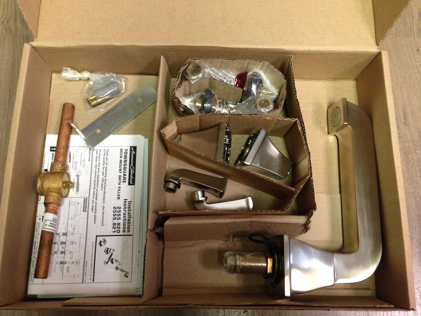 Rellenador de bañera con montaje en cubierta Townsquare, níquel cepillado