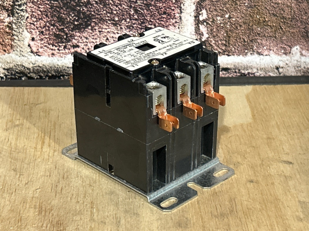 24 V, 50/60 Hz, 40 Amps 3 Pole Contactor