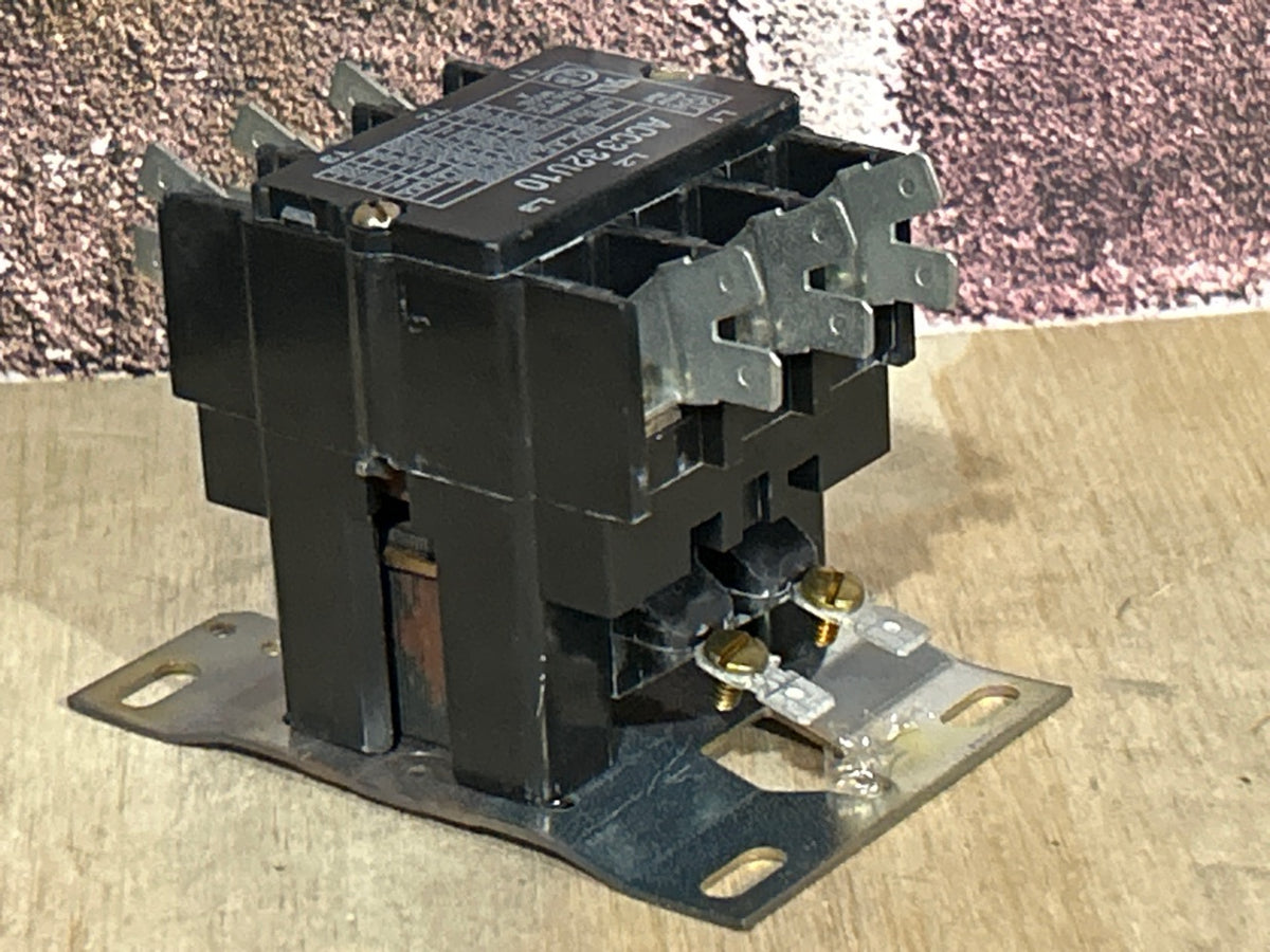 24 V, 50/60 Hz, 30 Amps 3 Pole Contactor