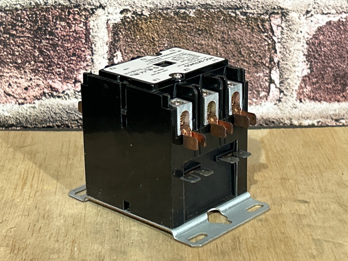 120 V, 50/60 Hz, 40 Amps 3 Pole Contactor