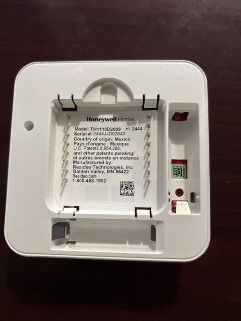 1/2" X 6' Electrical Whip with 60A 240V 3-Wire Disconnect, Gray Equipment Pad, and 24V Thermostat