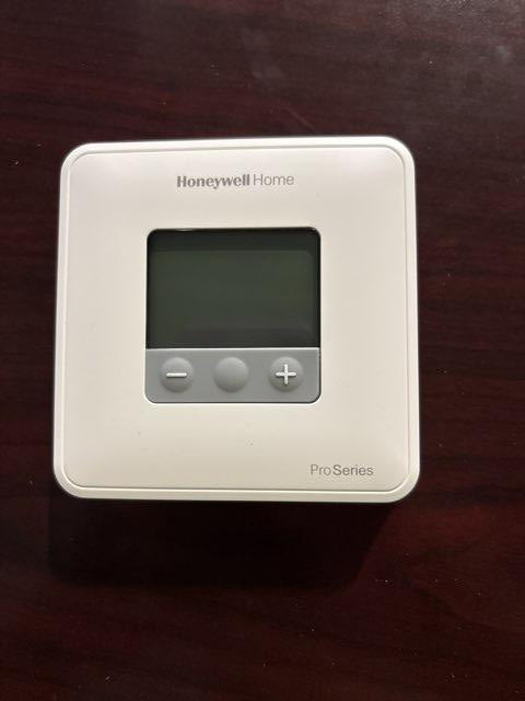 1/2" X 6' Electrical Whip with 60A 240V 3-Wire Disconnect and Gray Equipment Pad, and 24V Thermostat